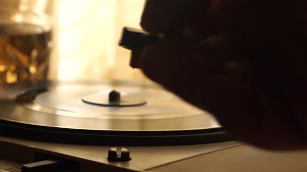 Ξεκινώντας Vintage Gramophone Και Vinyl Record Στο Περιβάλλον Του Σπιτιού — Αρχείο Βίντεο