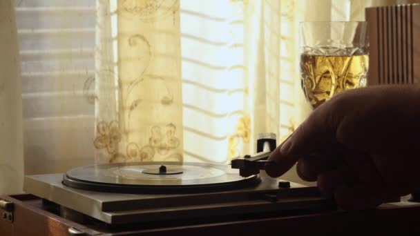 Starting Vintage Gramophone Vinyl Record 1960S Home Glass Wine Front — Vídeo de stock