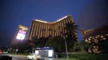 Las Vegas Strip at Night, Mandalay Bay Hotel ve Casino Shiny Building, View from Moving Car 4k