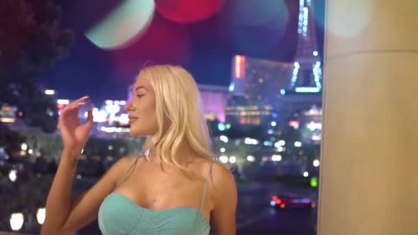 Hermosa Joven Rubia Exterior Las Vegas Cámara Lenta — Vídeos de Stock