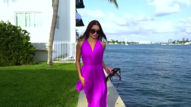 Mujer Sexy Vestido Rosa Caminando Descalza Por Océano Resort Lujo — Vídeos de Stock