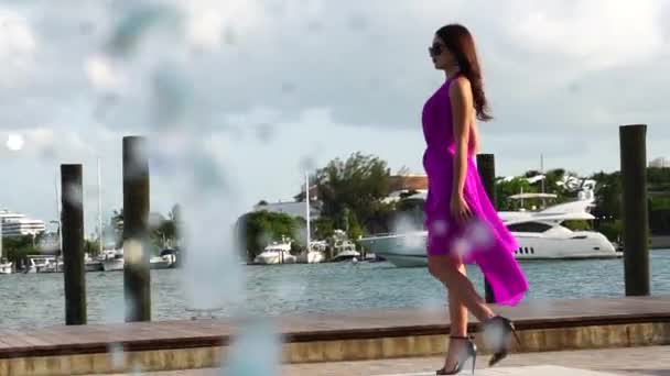 Jong Sexy Vrouw Model Wandelen Door Het Zwembad Oceaan Fladderende — Stockvideo