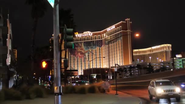 Las Vegas Nuit Circulation Devant Treasure Island Hôtel Casino Lumières — Video