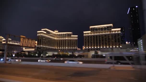 Natt Las Vegas Usa Motorvägstrafik Med Caesars Palace Hotel Och — Stockvideo