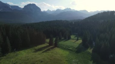 Durmitor Dağı Ulusal Parkı, Karadağ. Sinematik Hava Görüntüsü, Resimli Manzara, Yeşil Orman, Altın Saat Güneş Işığında Çayır ve Tepeler, İnsansız Hava Aracı 4k