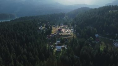 Karadağ 'ın Durmitor Dağı' ndaki Köyün Havadan Görünümü Kalın Kozalaklı Orman ve Kara Göl ile çevrili