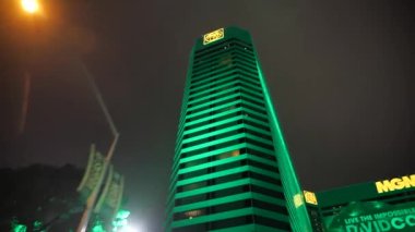 MGM Grand Otel ve Kumarhane Kulesi Yeşil Işıklar, Las Vegas Bulvarı Gece, Düşük Açı Görünümü Moving Car, Nevada USA 4k