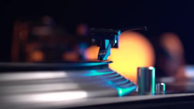 El Yerleştirme İğnesi ve Gramofon Gramofonu Spinning Vinil Plağı, Kapat 4K