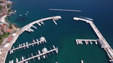 Portonovi Marina Havacılık Manzarası, Adriyatik Denizi Kotor Körfezi 'ndeki Lüks Sahil Tatil Köyü, Karadağ' ın Herceg Novi 4k yakınlarındaki kenti
