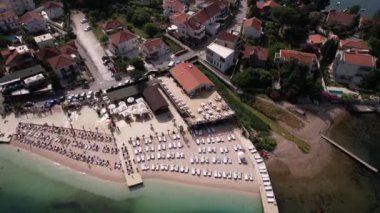 Tivat, Karadağ, Kotor Körfezi Kasabası, Plaj, Binalar ve Porto Karadağ Marina 'daki Lüks Teknelerin Havadan Görünümü, Tilt Up Drone Atışı 4k