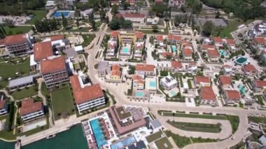 Portonovi Resort, Boka Kotorska, Karadağ 'ın havadan görüntüsü. Lüks Villalar ve Havuzlar Yaz Günü, İHA 4K