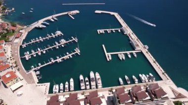 Portonovi Tatil Köyü Karadağ Havacılık Manzarası ve Kotor Boka Koyu 'ndaki Lüks Tatil Yeri Güneşli Yaz Günü 4k