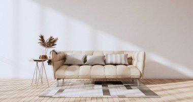 Oturma odasında, arka plandaki beyaz duvarda lambalar ve dekore edilmiş ağaçlarla dolu bir kanepe var.