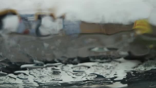 Esőcseppek Ráesnek Üvegre Lefutnak Rajta Homályos Házak Elhaladó Autók Láthatók — Stock videók