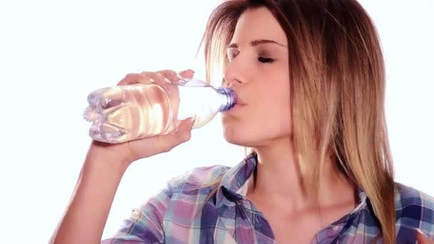 Leuk meisje drinkwater uit de fles — Stockvideo