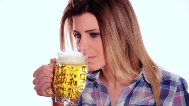 Nettes Mädchen trinkt ein Bier — Stockvideo