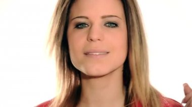 göz kırpıyor ve gülümseyen şirin kız