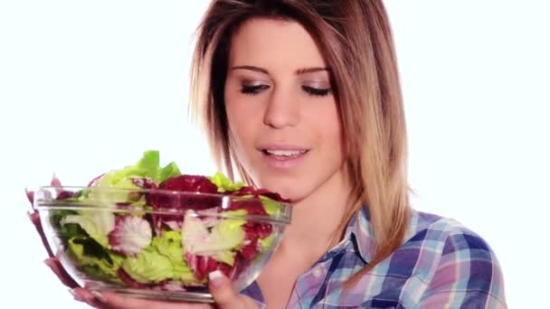 Υγιή νεαρή γυναίκα τρώει μαρούλι — Αρχείο Βίντεο
