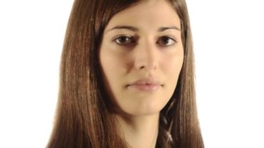 esmer kız öpücük kameraya doğru esiyor.