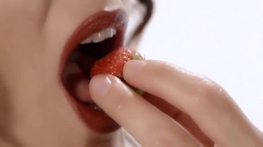 güzel bir Bayan çilek yeme