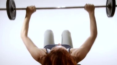 barbell ile egzersiz yaparak kadın uygun