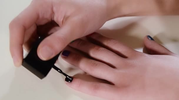 Chica aplicando esmalte de uñas en los dedos — Vídeo de stock