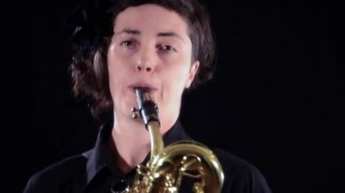Bariton Saksafon çalar, close up
