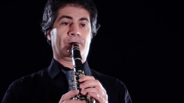 Clarinete jugador de cerca — Vídeo de stock