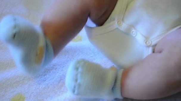 婴儿的双腿 — 图库视频影像