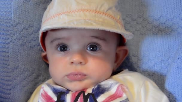 Babyjongen in hoed — Stockvideo