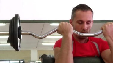 çekici bir adam ile Halter egzersiz yaparak