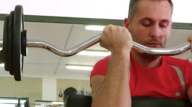 barbell ile egzersiz yaparak