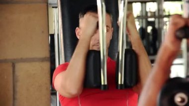 spor salonunda yakışıklı adam