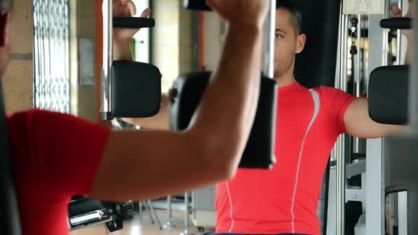 Man tränar på gymmet — Stockvideo