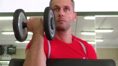 çekici bir adam egzersiz yapıyor