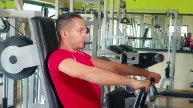 Göğüs kasları inşa etmek için egzersiz