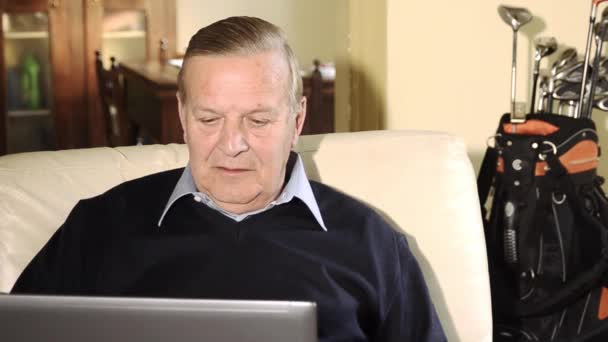 Senior man en laptop — Stockvideo