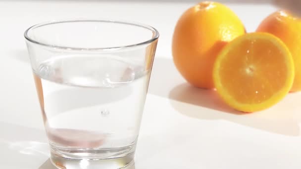 Effervescent tablet in a glass of water, vitamin c — Stock Video