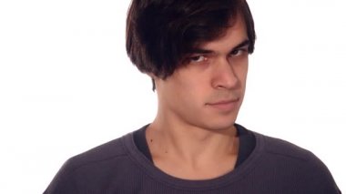 başparmak aşağı gösteren genç adam