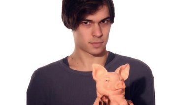 piggy banka para koyarak genç adam