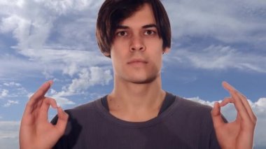 Yoga, meditasyon yapan genç erkek
