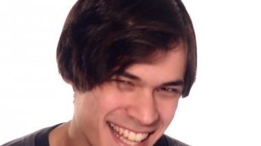 Genç adam gülüyor.