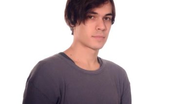 genç adam gösteren Tamam işareti