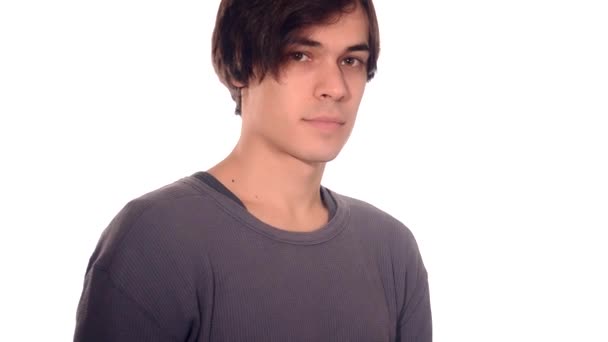 Jeune homme montrant signe correct 