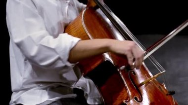 çellist yakın çekim