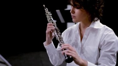 genç müzisyen kadın oynarken obua