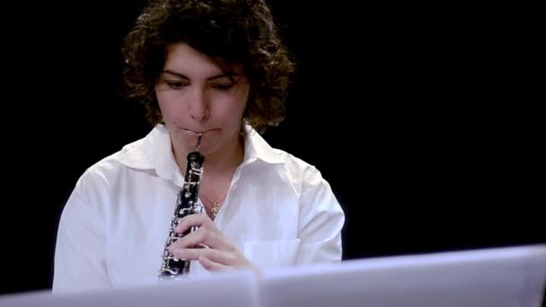 Joven músico tocando oboe — Vídeos de Stock