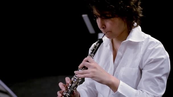 Jeune musicienne jouant du hautbois — Video