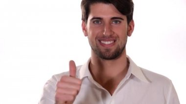 Beyaz arka plan üzerinde başparmak yukarı işaret yapmaya bir çocuk