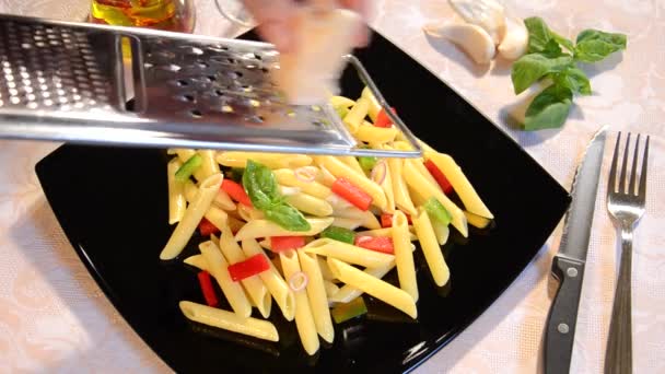 Pasta with peppers and parmesan — Stock Video